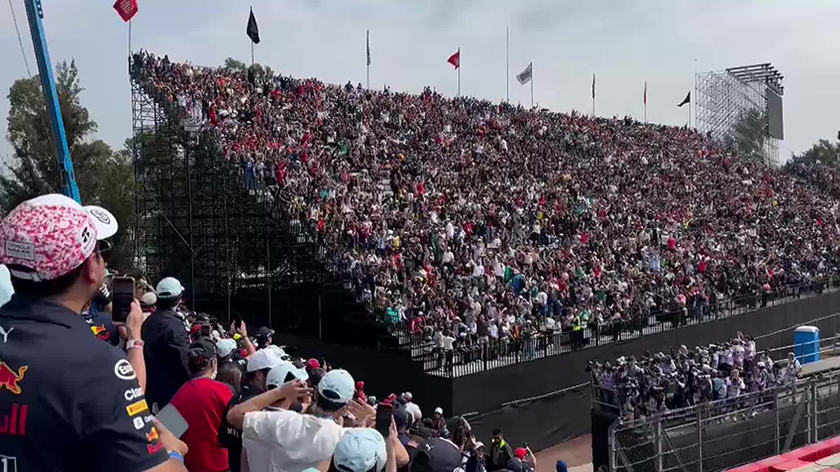 ¡UNAS MENTADAS PARA REFORZAR LA AMISTAD! 🤣🛞🏎️ #F1xFSMX Para matar tiempo mientras inicia la carrera, ambas gradas se reparten linduras pero todo en buena onda #MexicoGP