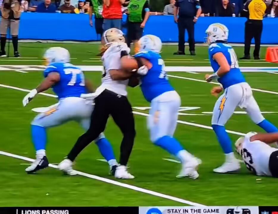 🚨WILD🚨#Saints defensive lineman takes a DIRTY, DISGUSTING HIT on #Chargers star quarterback Justin Herbert… Hits like this have no place in the game and the OL had every right to defendtheir QB from dirty players. LA should not have been penalized 🤦‍♂️