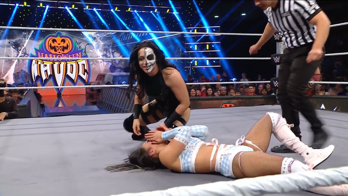 🔥 🔥 🔥 Stephanie Vaquer and roxanne are matching each other every step of the way! #HalloweenHavoc