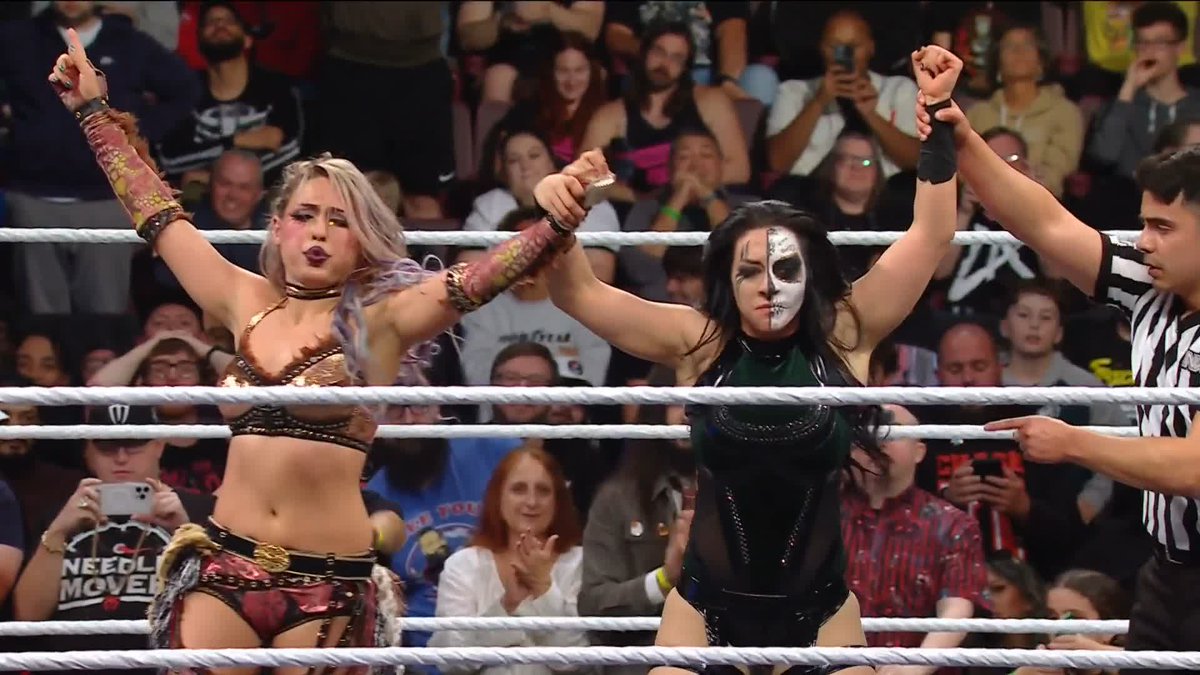 STEPHANIE PINS ROXANNE! Stephanie Vaquer and GIULIA ＝ ジュリア get a HUGE win!! 🙌 #HalloweenHavoc
