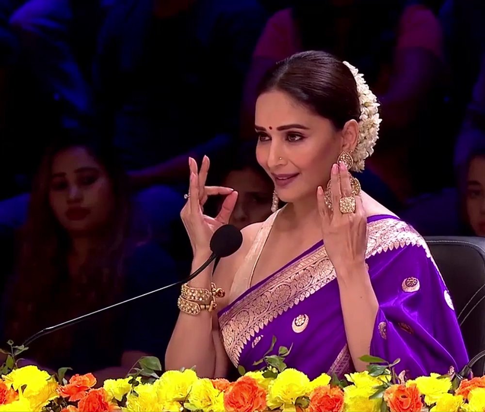 Queen be seated, gives expressions effortlessly, doesn’t even need to stand! Trolls may say what they want, but it only takes one look at her expressions to see why she’s the true superstar. Her aura & legacy are unmatched... #MadhuriDixit #BhoolBhulaiyaa3