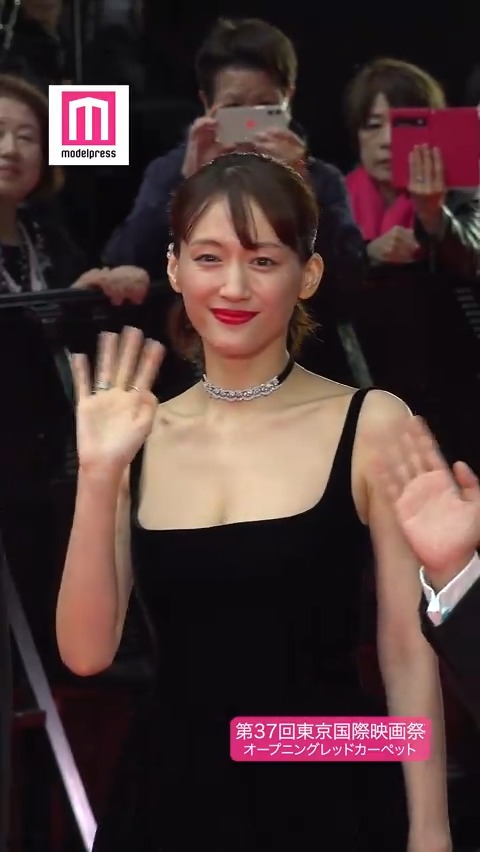 🎬第37回東京国際映画祭レッドカーペット 【接近カメラ】映画「ルート29」綾瀬はるかが登場✨黒ドレス姿が美しい👗 🔻写真 #TIFFJP #東京国際映画祭