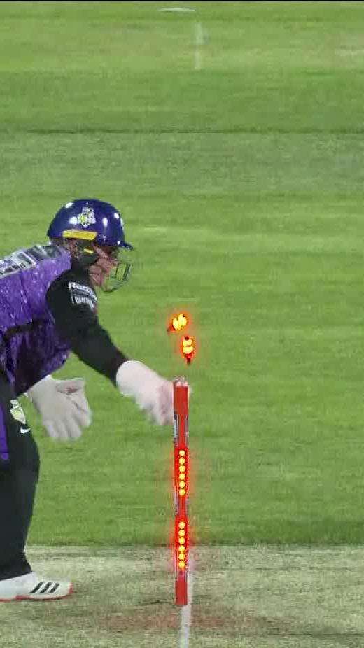 That is an outrageous stumping from Lizelle Lee! #PlayOfTheDay #WBBL10 HCLTech