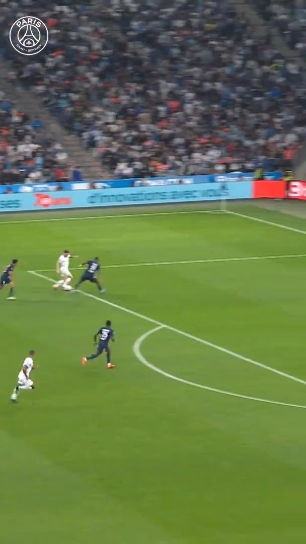 Pacho a posé un classique au centre d'entraînement du PSG dans le sud de la France. Grosse pensée à Elye Wahi qui a vécu un match difficile dans la poche de Pacho. On avait l'impression d'un père qui joue avec son enfant... 😅 #OMPSG