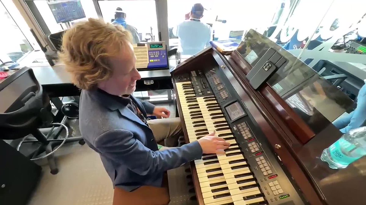 🏟️ 🕺 AL RITMO DE LOS ÁNGELES AZULES SUENA DODGER STADIUM #SerieMundialxFSMX | Dieter Ruehle nos muestras cómo es ser organista de los Dodgers al son de canciones mexicanas 🇲🇽 #WorldSeries 🎥 Jesús Aguilera