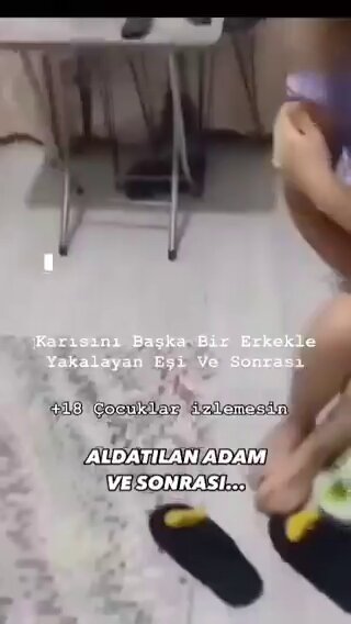 Karısını başka bir erkekle yakalayan adam cinnet geçirip silahıyla ateş etti. Kurallar gereği görüntülerin devamı telegramda paylaşıldı. Link yorumda.
