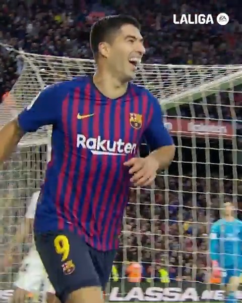 Un 28/10, pero de 2018, Barcelona 🔴🔵 trituraba 5-1 a Real Madrid ⚪️ en el Camp Nou ¿Lucho Suárez 🇺🇾? Facturó un hattrick aquella noche. De penal, de cabeza y picándola. Exhibió todo su repertorio en el Clásico. El tercer gol es CAVIAR.
