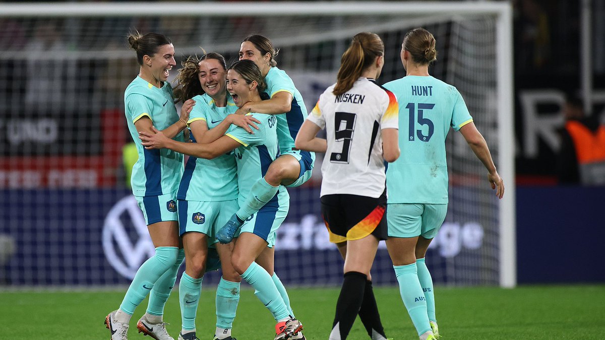 ABSOLUTE BANGER from KCC 🚀☄️ Kyra Cooney-Cross opens her account for Australia in her 50th cap, and what a way to do it! 🎥: Paramount+ Australia #Matildas #GERvAUS