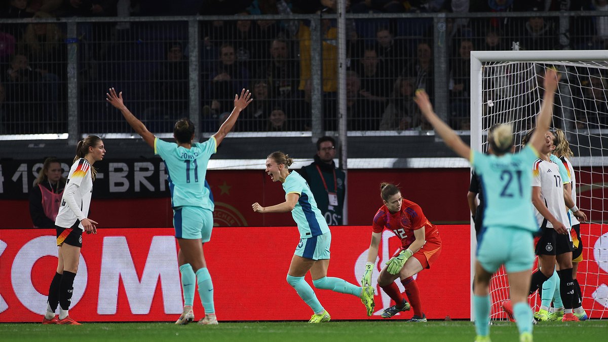 Hunt heads in her first goal for Australia to give us the lead &amp; look at what it means! 💚💛 🎥: Paramount+ Australia #Matildas #GERvAUS