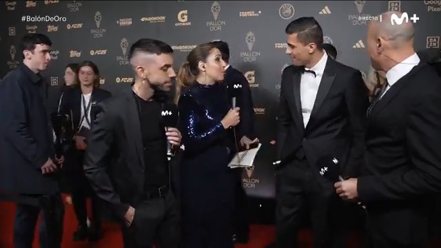 - DjMaRiiO: ''Con una foto con el #BalónDeOro ganarías muchos likes en RRSS...'' - Rodrigo: ''Yo busco otras cosas. Para mí lo importante es otra cosa''. #ElDíaDespués