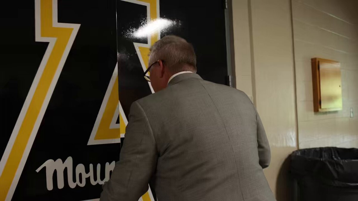 𝙏𝙝𝙚 𝙛𝙞𝙧𝙨𝙩 𝙞𝙣 𝙥𝙧𝙤𝙜𝙧𝙖𝙢 𝙝𝙞𝙨𝙩𝙤𝙧𝙮 Darryl Robinson’s jersey will be retired by App State on Feb. 22. He will become the first player in program history to have his jersey retired. 🔗: #TakeTheStairs