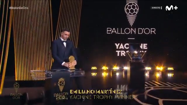 🧤 El Dibu Martínez repite con el Trofeo Yachine. #ElDíaDespués #BalónDeOro