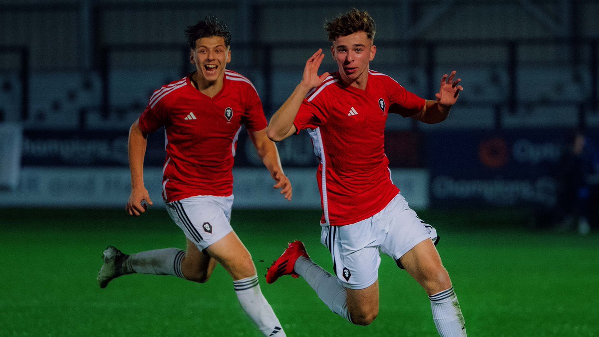 A special winning moment from Ruben Butt in the FA Youth Cup tonight 💫 #SALHUD #FAYouthCup