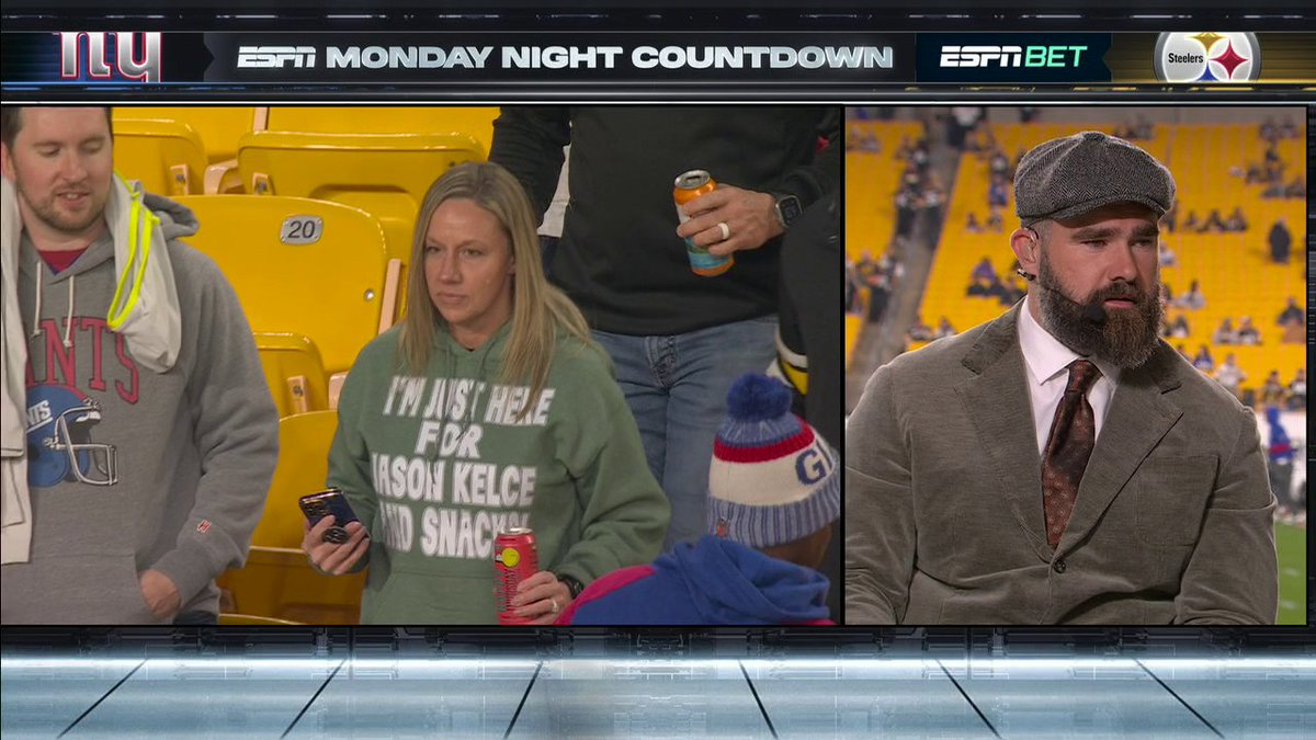 "Some people would say you are a snack, especially in that outfit." Scott Van Pelt hit Jason Kelce with a compliment 😂