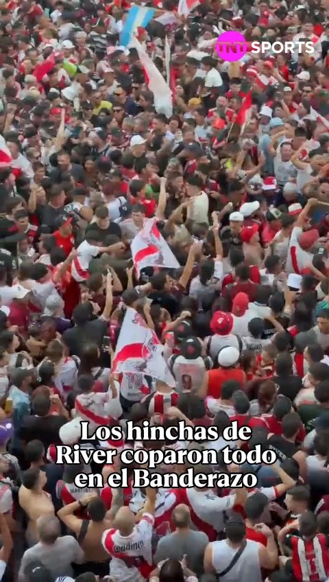 ⚪️🔴 Alrededor de 30.000 hinchas de River se acercaron al playón interno del Monumental para alentar al plantel, que intentará lograr la hazaña de dar vuelta la historia frente a Atlético Mineiro.