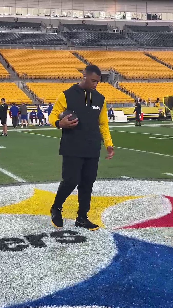 Russ taking it in ahead of MNF 🙌 #NYGvsPIT | 8:15 PM ET on ABC/ESPN/ESPN+