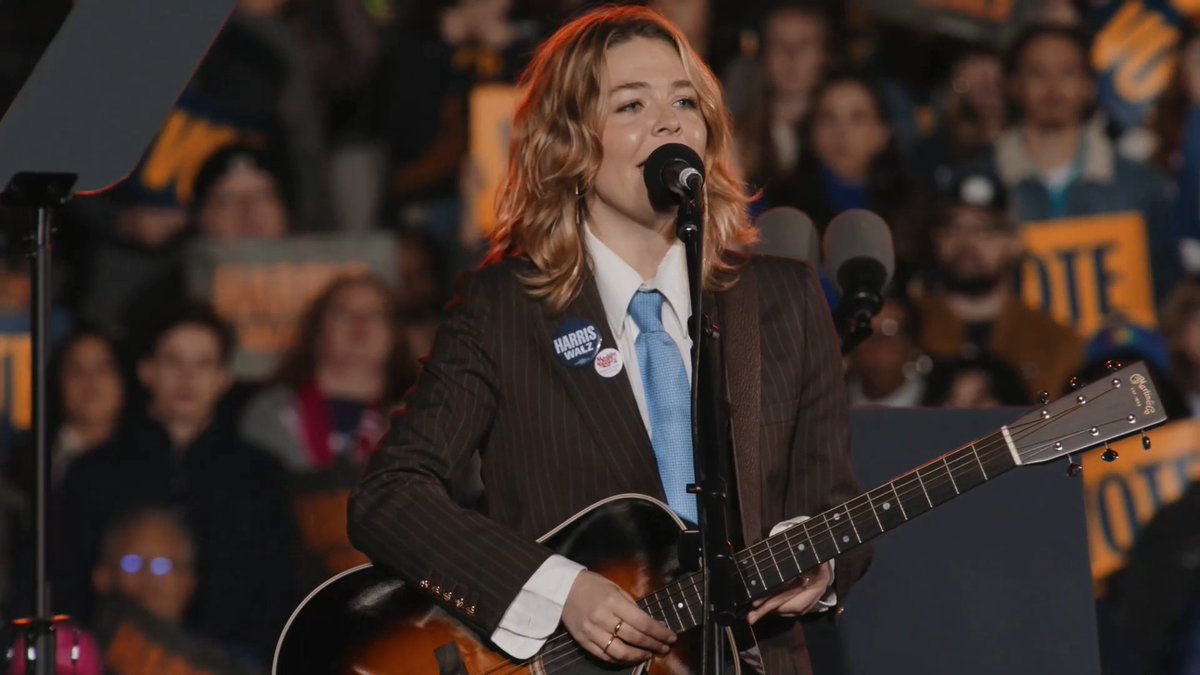 .Maggie Rogers performs at Kamala Harris rally ๐