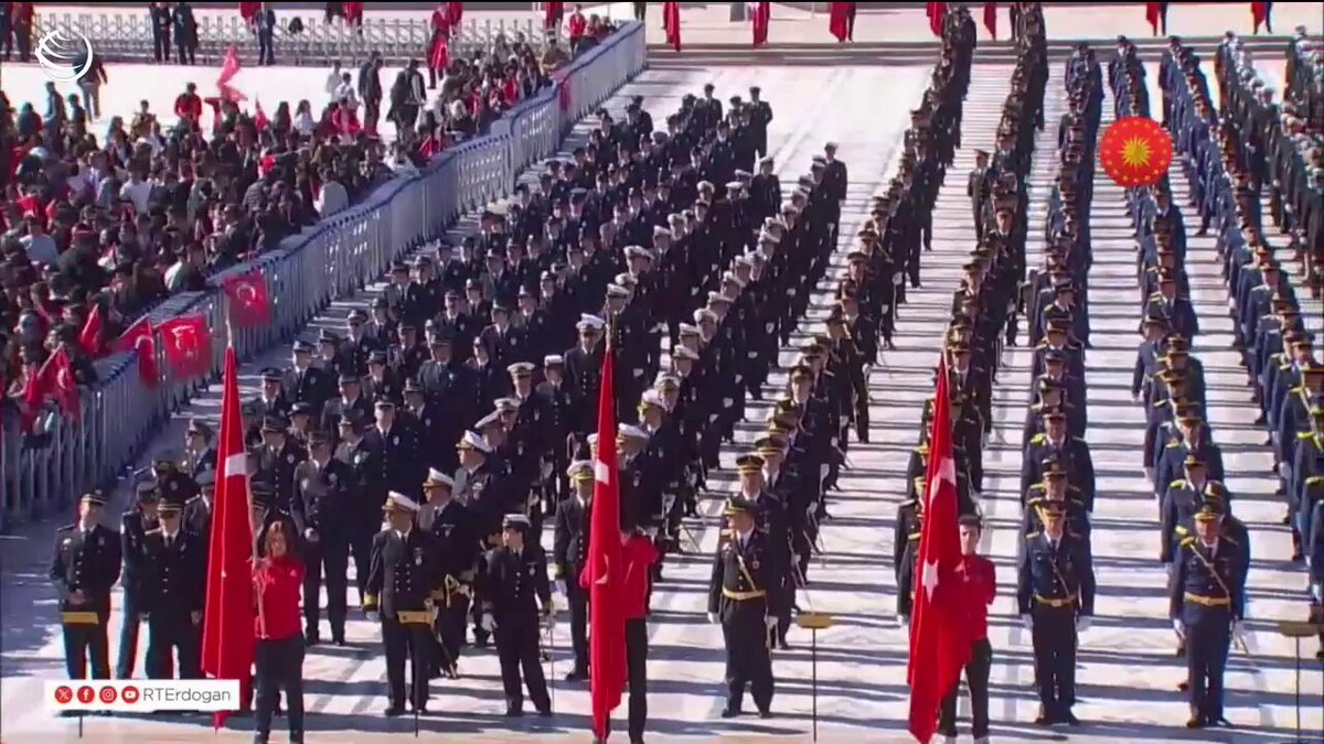Devlet erkanının 29 Ekim Cumhuriyet Bayramı kapsamındaki Anıtkabir ziyaretinde "Recep Tayyip Erdoğan" sloganları atıldı.