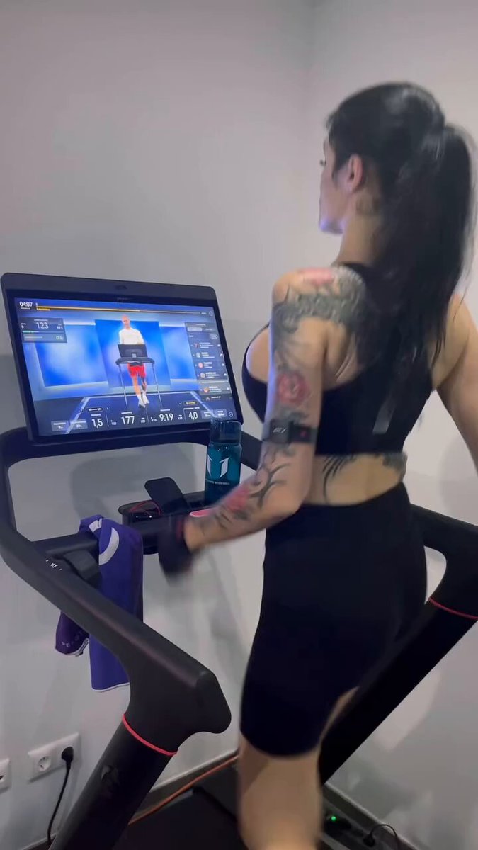 📲🏃‍♀️ Home Workout Time auf dem Peloton Tread! 🏠🔥 Heute keine Ausreden – der Weg ins Fitnessstudio ist genau zwei Schritte entfernt! 💪✨ Das Peloton Tread bringt das Laufband-Feeling nach Hause und sorgt dafür, dass ich auch bei Herbstwetter fit bleibe 🍂. #fitness #fit #fitnessmotivation #onepeloton #gymgirl #fitgirl