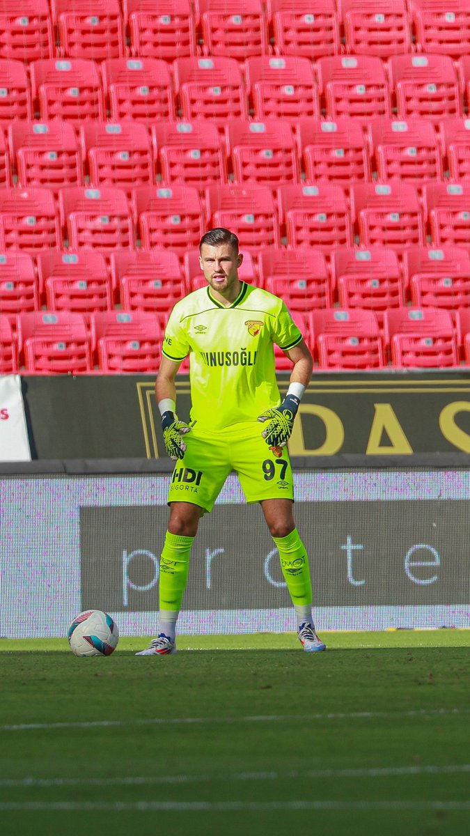 Galibiyete uzanan eller!🙌 Mateusz Lis!🦊 #Göztepe #AsırlıkEfsane