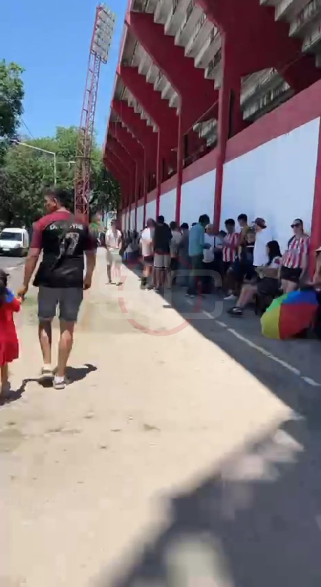 ¡LOCURA CIRUJA EN LA CIUDADELA! Los hinchas de Club Atlético San Martín hacen largas filas para conseguir una entrada, para la final vs. Aldosivi por el ascenso a Primera.