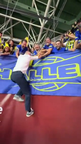 📸 Marco Fenoglio galibiyeti tribündeki taraftarlarla birlikte kutladı