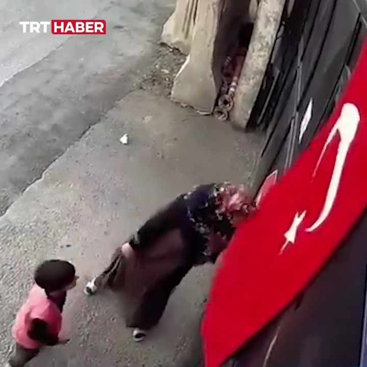 🇹🇷 Van'da anne ve çocuğunun bayrak sevgisi...