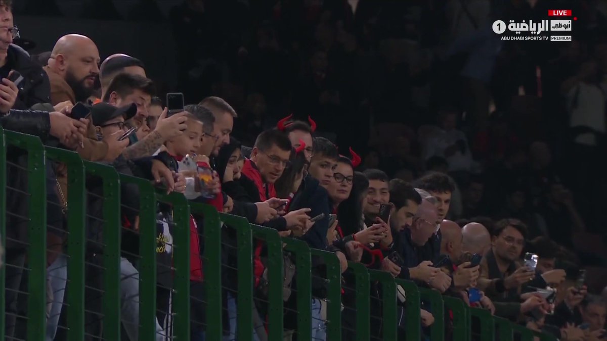 أجواء جماهيرية رائعة في السان سيرو قبل بداية المباراة 🏟️ #ميلان_نابولي #الدوري_الإيطالي