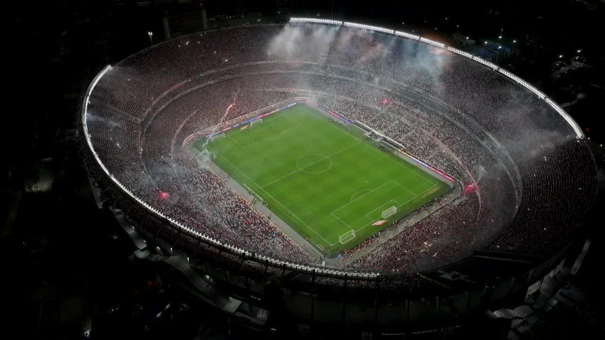 🤯🏟️ Así explota el Estadio Monumental cuando los jugadores salieron a CALENTAR.