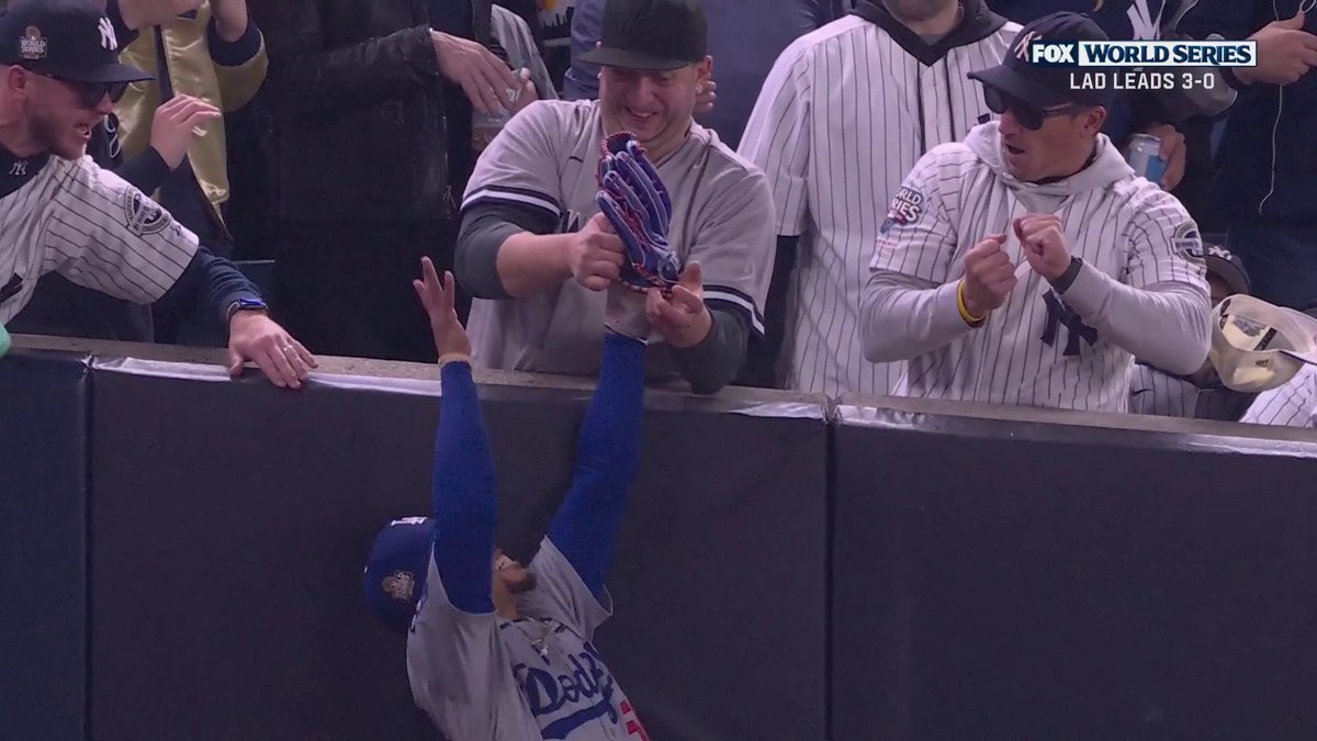 ヤンキースファン、ベッツから無理矢理ボールを奪い取ろうとする... ベッツの腕を掴むファンも... 🎥FOX Sports: MLB #ドジャース #ヤンキース
