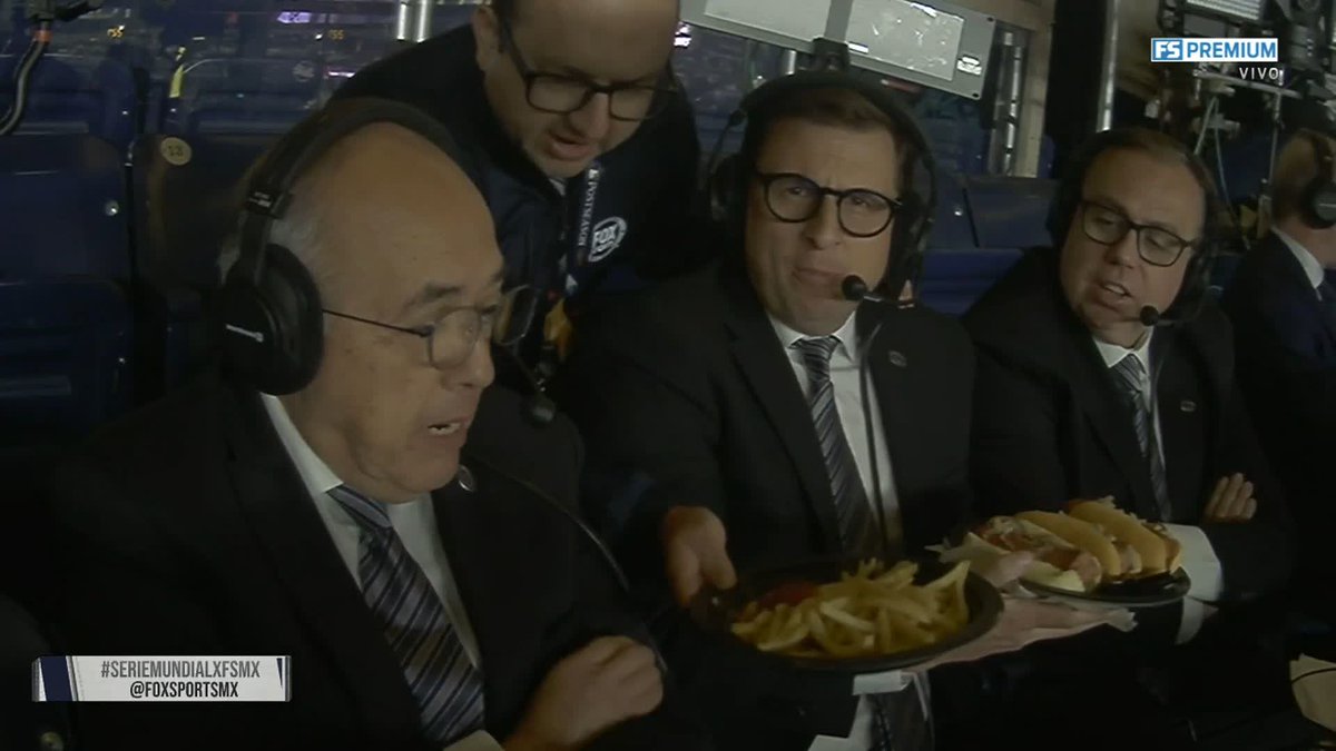 SIII, ¡por fin le llevaron sus 'jochos' a José Pablo Coello, Pepe Segarra y ERNESTO DEL VALLE 🇲🇽🇺🇸! 🌭🤩 Hasta sus papitas y postrecito gracias a Gabriel Medina Espinosa 🫶 #SerieMundialxFSMX #WorldSeries