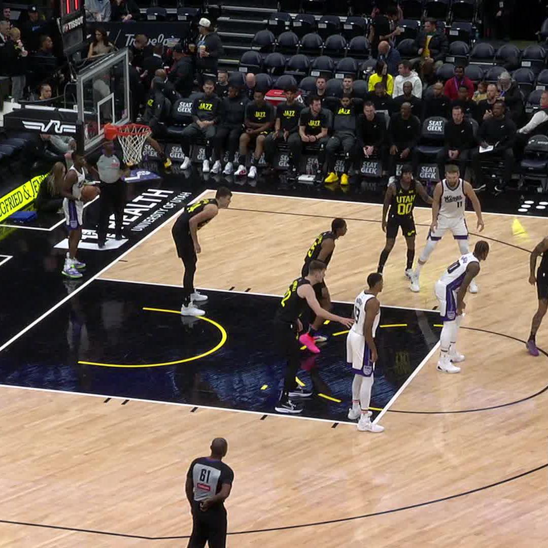 De'Aaron Fox threw the inbounds pass off Walker Kessler's back and scored 😂