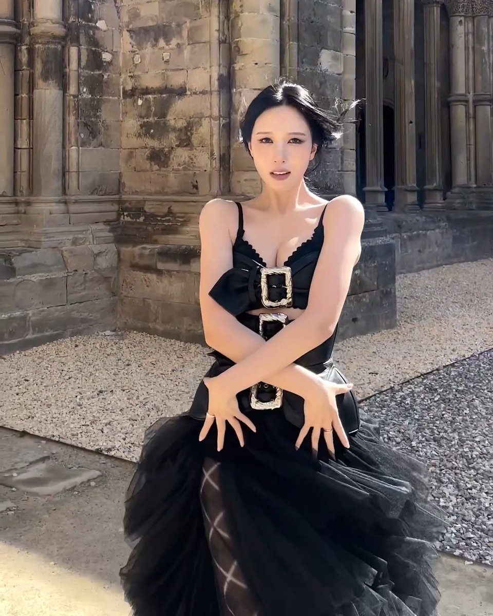 OBSESSED WITH MINA IN THIS LOOK