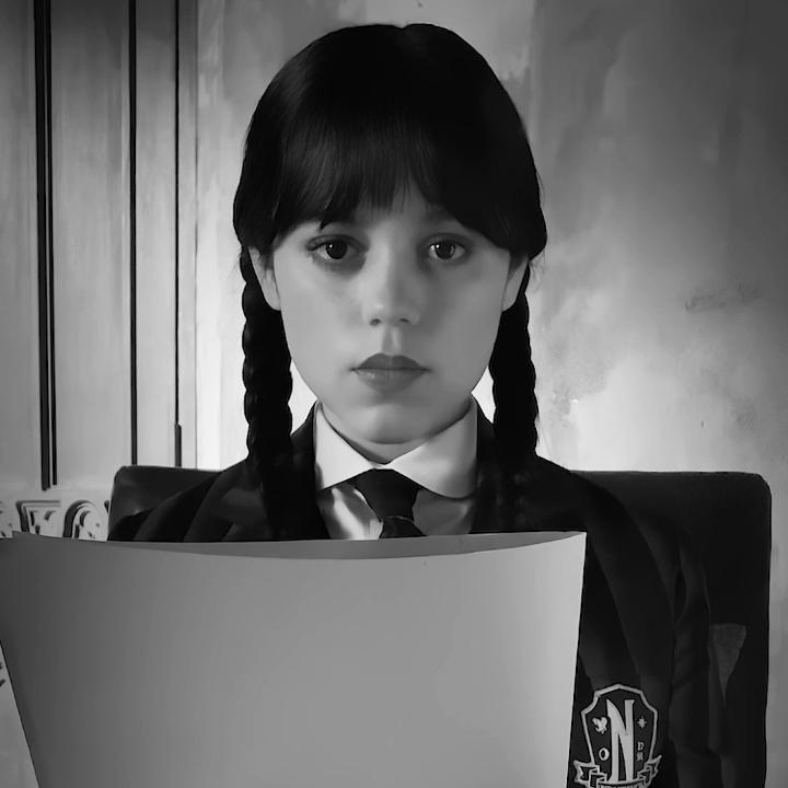No Dia das Bruxas você quer doces, travessuras ou ver a Wandinha contando uma história pro Mãozinha pra dormir? 🎃🖤🖐️