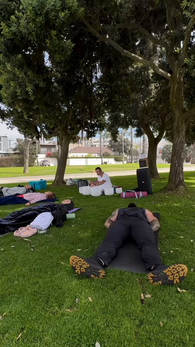Power stretching followed by relaxing yoga! I love spending the weekend with these guys 🥰🫶🧘‍♀️ I feel energized for the whole next week 💪😎 #yoga #stretching #fitness #workout #santamonica #weekendvibes #selfcare #healthylifestyle #outdoorworkout #mindfulness