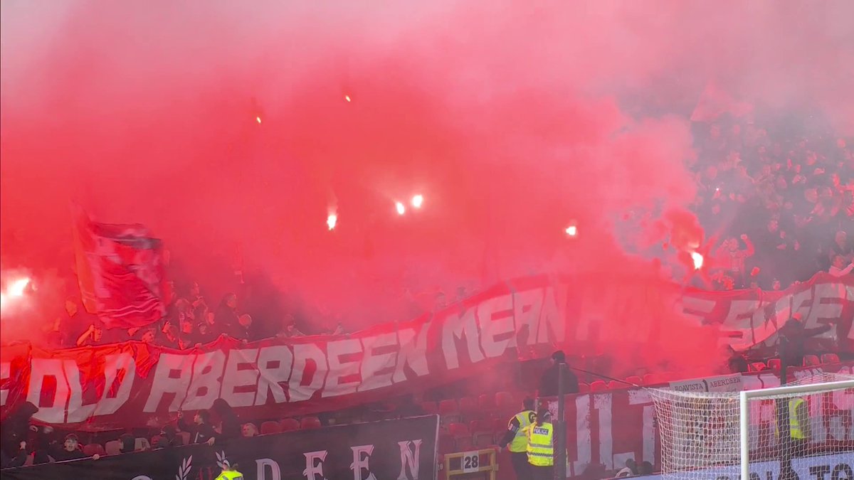 WHAT AN ATMOSPHERE! 🔥💥 Pittodrie is absolutely 𝙍𝙊𝘾𝙆𝙄𝙉𝙂 as Aberdeen and Rangers lock horns 🧨