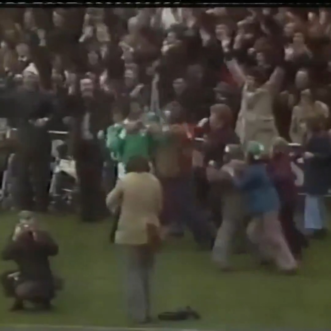 50 years ago today 🇮🇪 Don Givens’ hat-trick sealed a thrilling 3-0 win at Dalymount Park in 1974 and marked an historic victory against the USSR in the European Championship qualifiers ⚽️⚽️⚽️ Still fondly remembered 💚