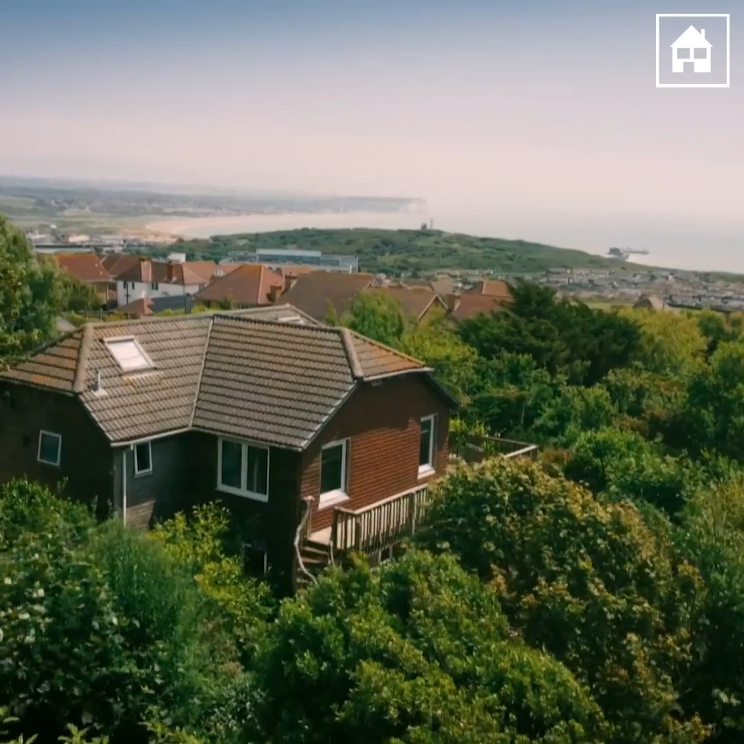 Our first ever Grand Designs house now has a rich and lush forest setting 🌳 And... the gold walls still remain! #GrandDesigns | Kevin McCloud