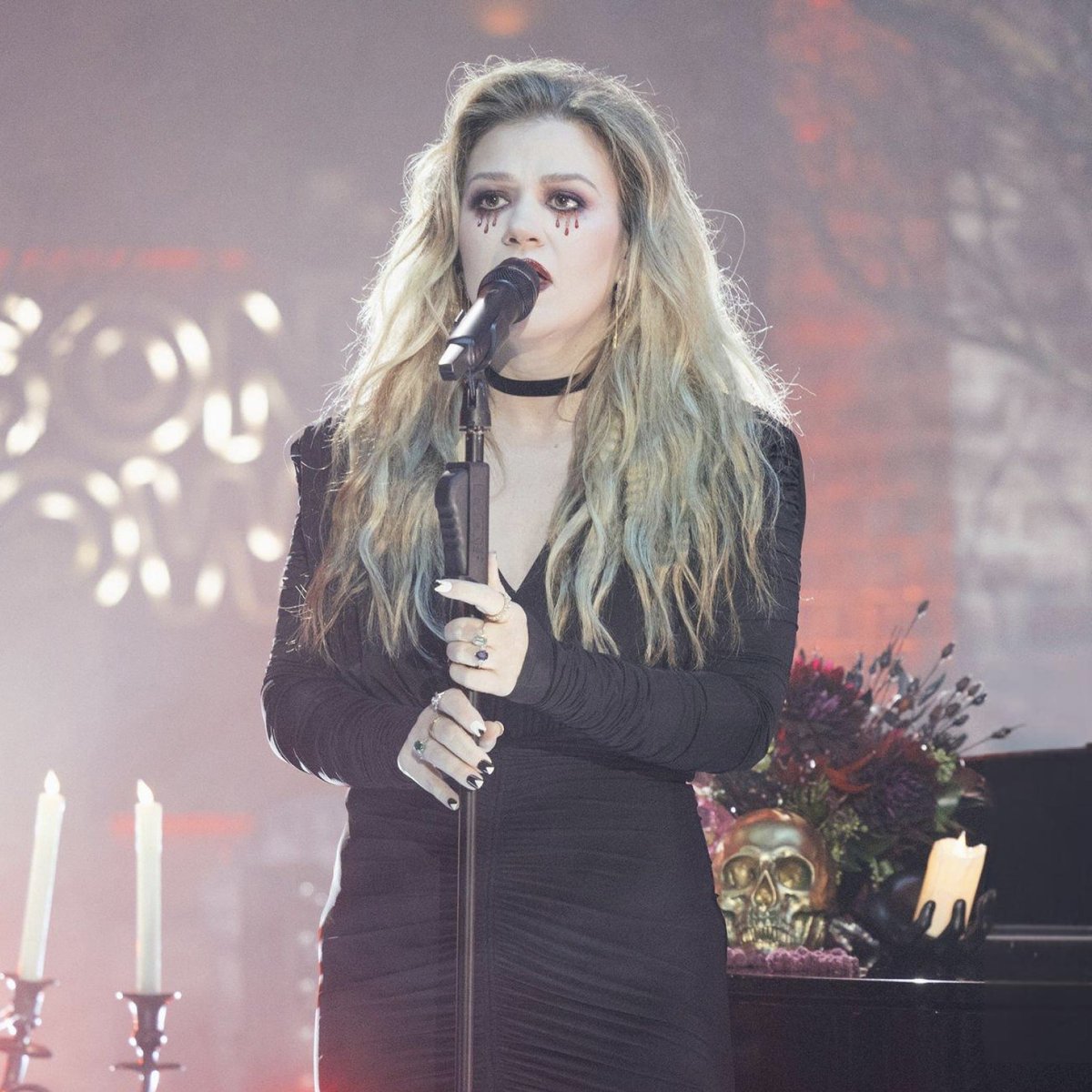 Throwback to Halloween 2023 when Kelly Clarkson sang Vampire and Olivia Rodrigo got hit by the Kelly Clarkson Effect HARD. Kelly took that song to a whole new level 🔥