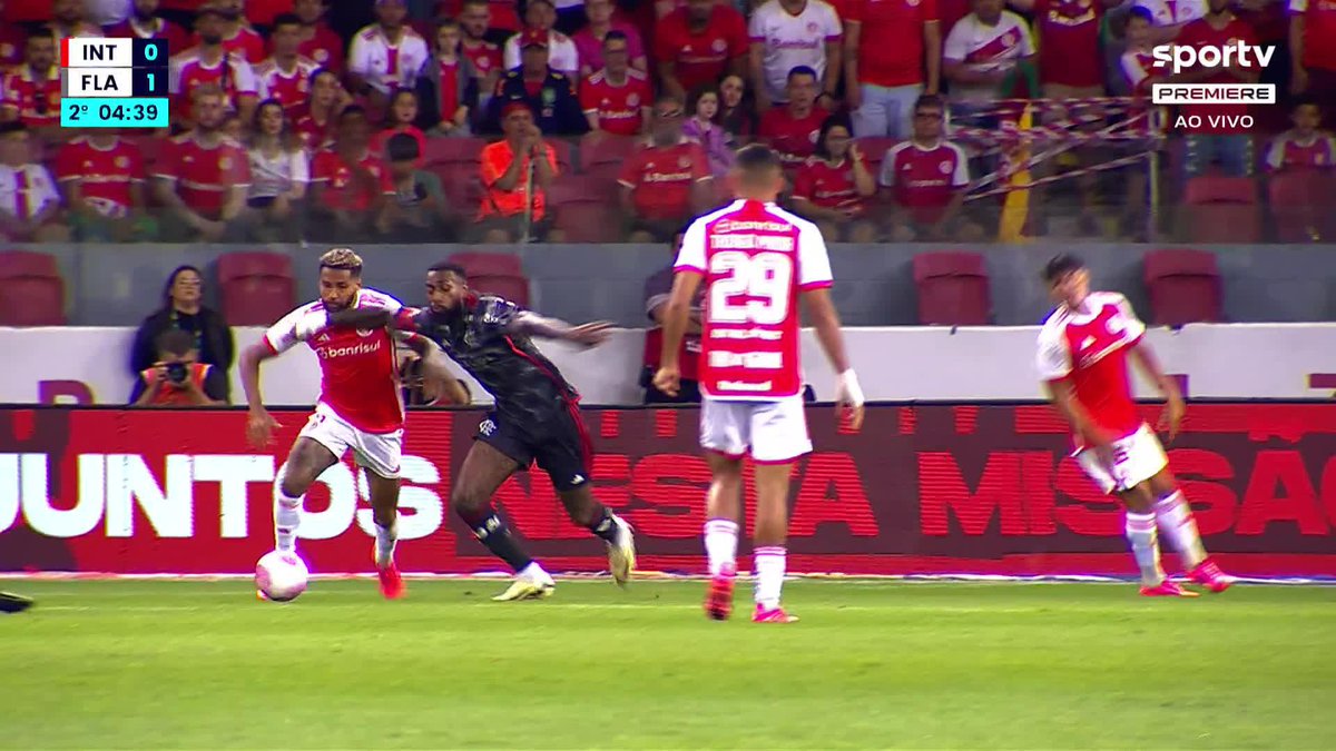 Internacional reclamou de pênalti de Gerson nesse lance, mas a arbitragem não marcou e o VAR não chamou para revisão. 🎥 sportv | Premiere | ge