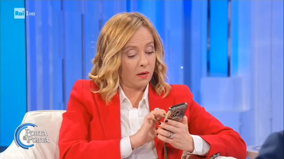 Meloni tira fuori la calcolatrice "Sto a sbaglià tutti i conti. Ho fatto un casino" #portaaporta