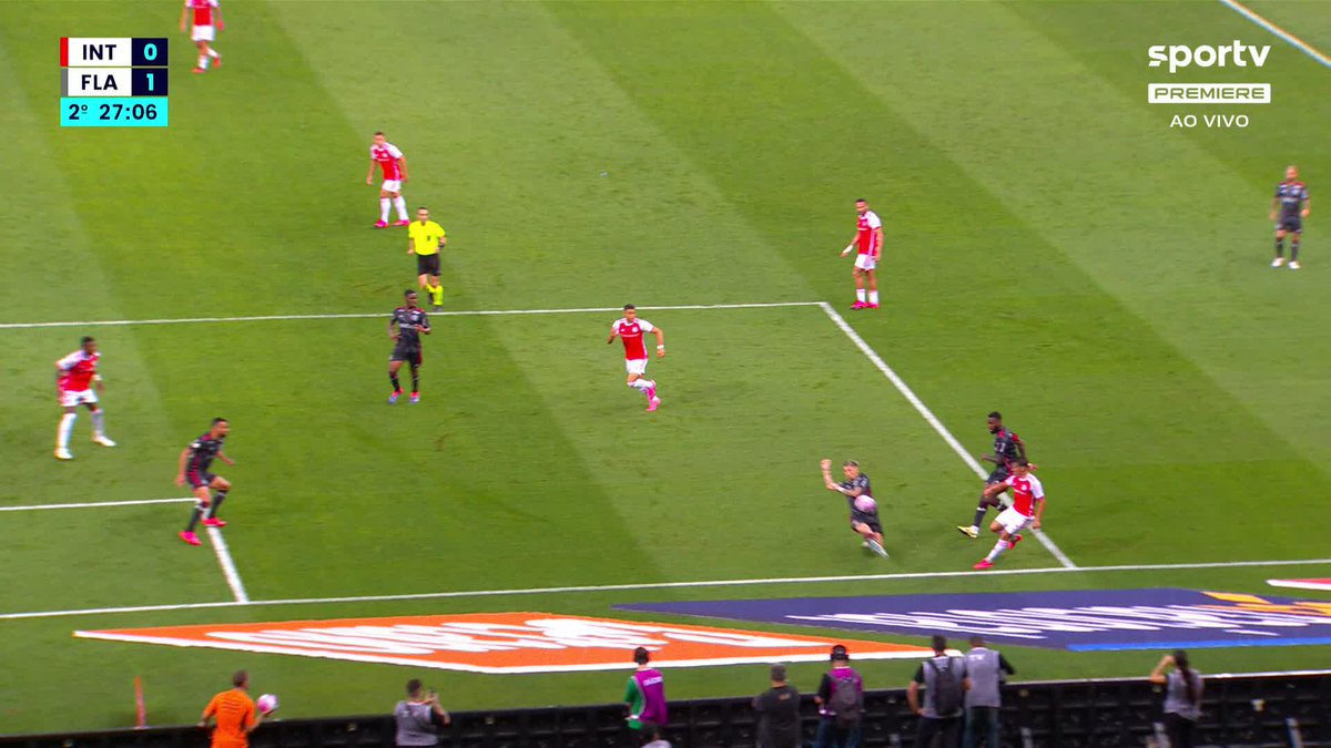 Jogadores do Internacional voltaram a pedir pênalti contra o Flamengo, mas a arbitragem novamente mandou o jogo seguir e o VAR não chamou para revisão. 🎥 sportv | Premiere | ge