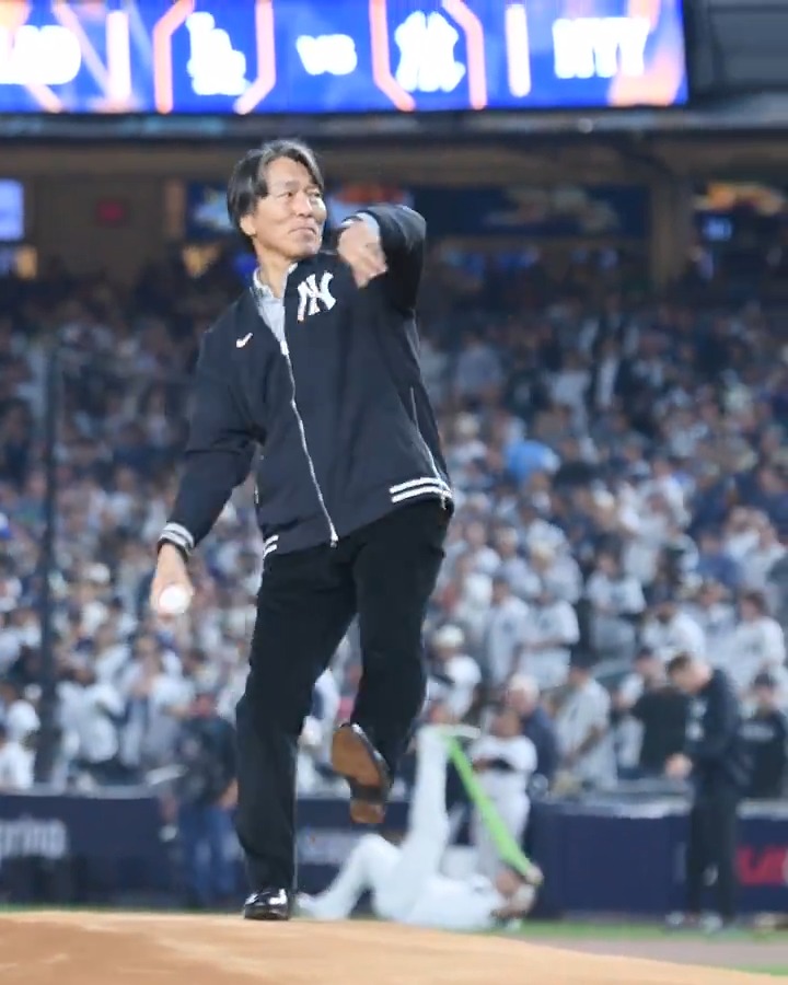 Godzilla is in the house! Hideki Matsui threw out the first pitch prior to #WorldSeries Game 5. 💪