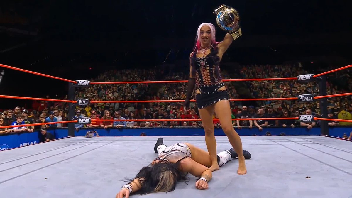 losing to Stat is fine, but Mercedes telling Kamille "Get to the back, NOW" makes Kamille look terrible #AEWDynamite