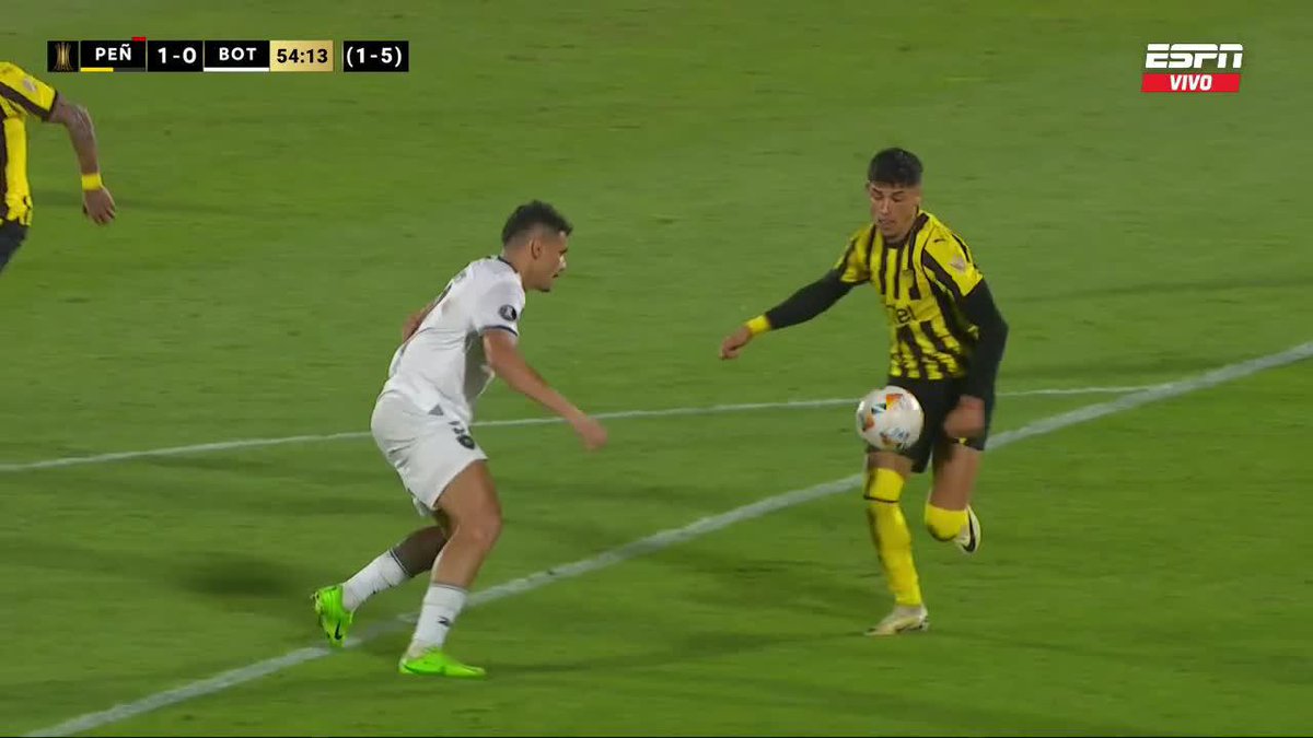El árbitro cobró penal impidiendo que el jugador de Botafogo continúe la jugada. Después, fue a revisarlo al VAR y correctamente lo anuló. Si la serie no fuera 5-1 era un escándalo. ⚽Peñarol - Botafogo