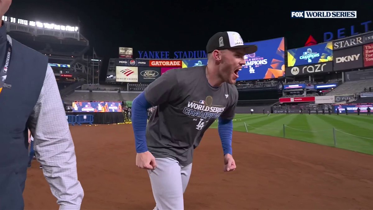 Freddie running over to hug Jeter and the crew 🥹💙