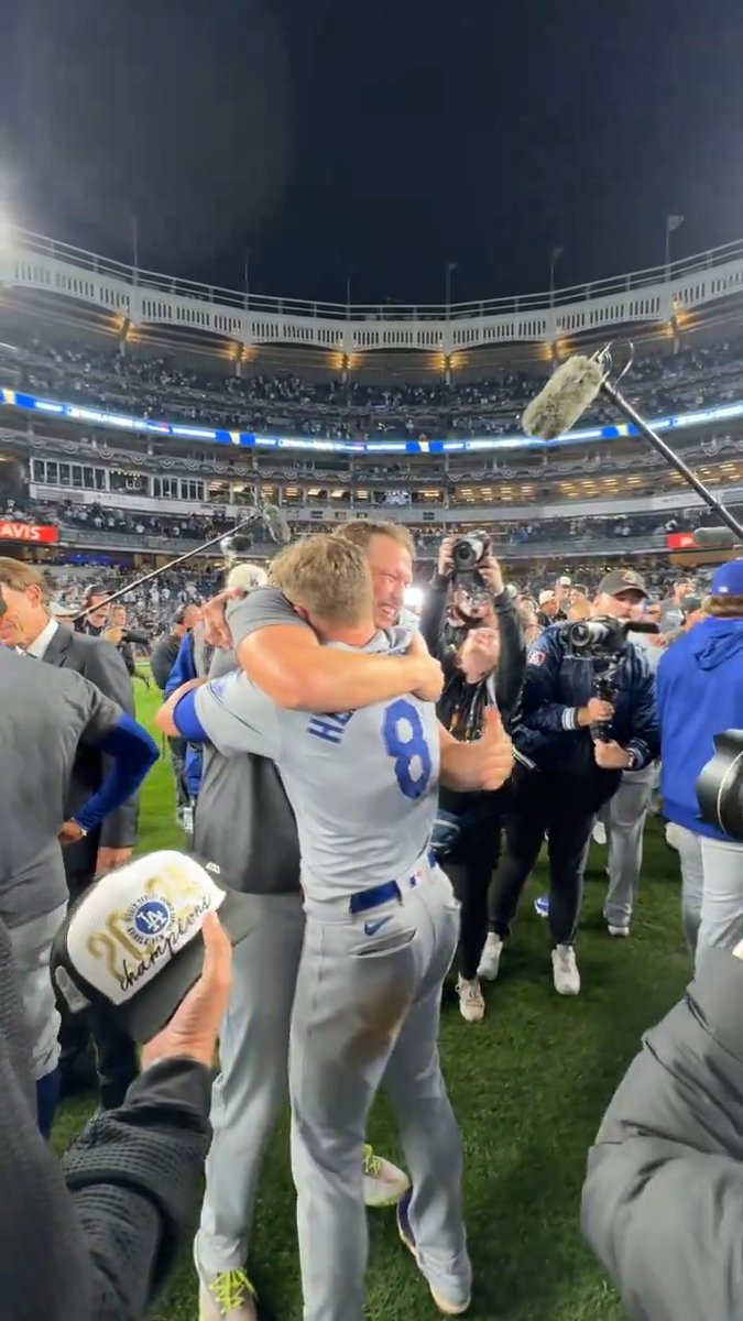 Champs hugging champs 😤 #WorldSeries