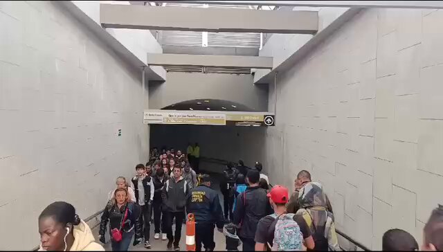 Así amanece hoy la estación Ricaurte. Limpia, transitable y segura. ¡Gran trabajo de Policía Metropolitana de Bogotá y todas las entidades del Distrito! ¡Gracias! Todo mi apoyo para María Fernanda Ortiz y TransMilenio. Las estaciones y el espacio público de Bogotá no pueden seguir siendo una tienda. El derecho a la movilidad tiene que respetarse y la competencia desleal con los formales tiene que acabarse.