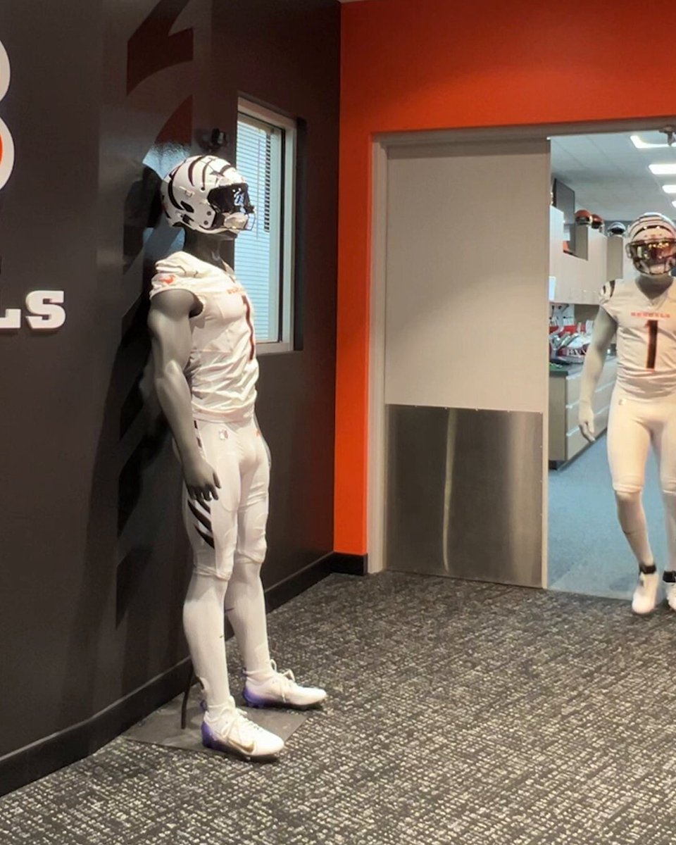 Happy Halloween from Jordan Battle™️ 👻 It's been a minute since the mannequin scare, it was time we brought it back.
