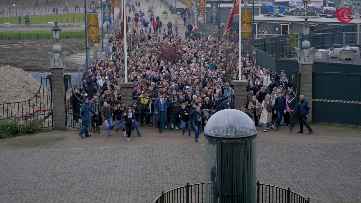 Danse Macabre is geopend! 🎶🕷️ Vele nieuwsgierige gasten renden deze ochtend hun noodlot tegemoet… 🖤 Ben jij moedig genoeg om binnenkort ook het Huyverwoud te betreden?